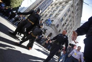 Batkid aide la police