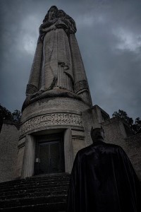 Batman face à Notre Dame du Sacré-coeur