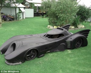 La Batmobile est dans son jardin