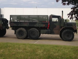 Des camions militaires sur le tournage de Batman V Superman