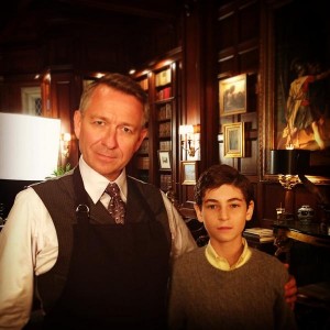 Alfred Pennyworth et Bruce Wayne dans le manoir Wayne