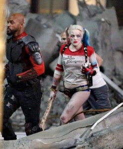 Deadshot et Harley Quinn parcourent des ruines pour Suicide Squad