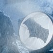 Batman et son Bat-signal attend Superman