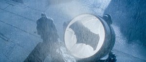 Batman et son Bat-signal attend Superman