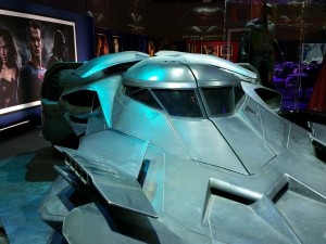 Batman v Superman - La Batmobile attend Batman