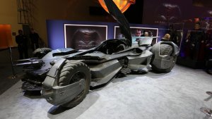 Batman v Superman - La Batmobile en présentation