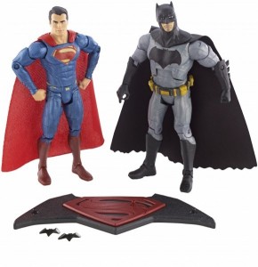 Les figurines Batman et Superman