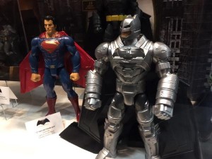 Les toys Batman en armure et Superman