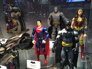 Les toys- de la trinité dans Batman v Superman exposé