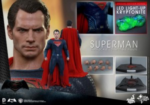 Les accessoires de la figurine de Superman par Hot Toys