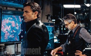 Bruce Wayne et Alfred dans la Batcave