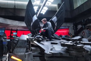 Zack Snyder tranquille sur la Batmobile de Batman V Ssuperman