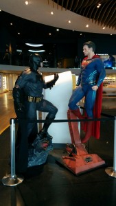 Batman et Superman prêts à en découdre dans le hall du cinéma