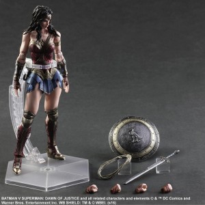 Figurine Play Arts Kai de Wonder Woman pour Batman V Superman