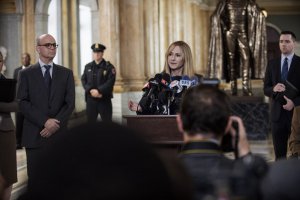 Le sénateur Finch face aux médias dans Batman V Superman