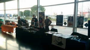 Les stands sont présents dans le hall du cinéma