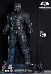 Taille de la statue Batman en armure par Hot Toys