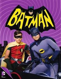 Adam West est Batman dans la série Batman 66'