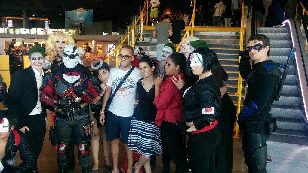 Les spectateurs prennent des photos avec les cosplays :)