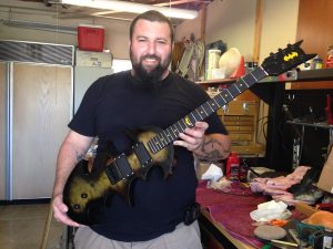 L'artiste et sa guitare Batman