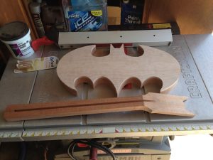 Base de fabrication de la guitare Batman