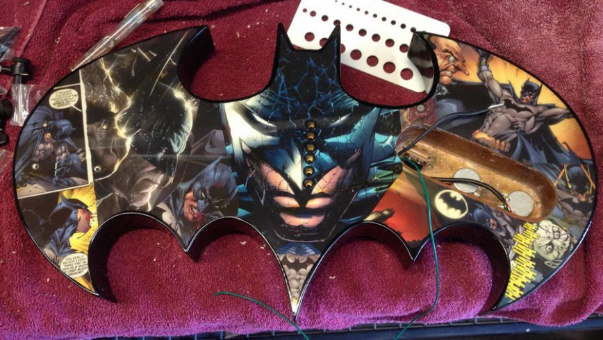 Une guitare Batman que vous allez adorer