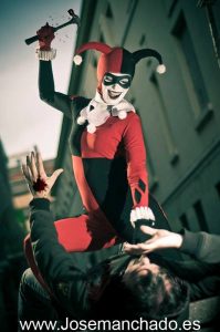 Harley Quinn frappe fort avec Thelema Therion