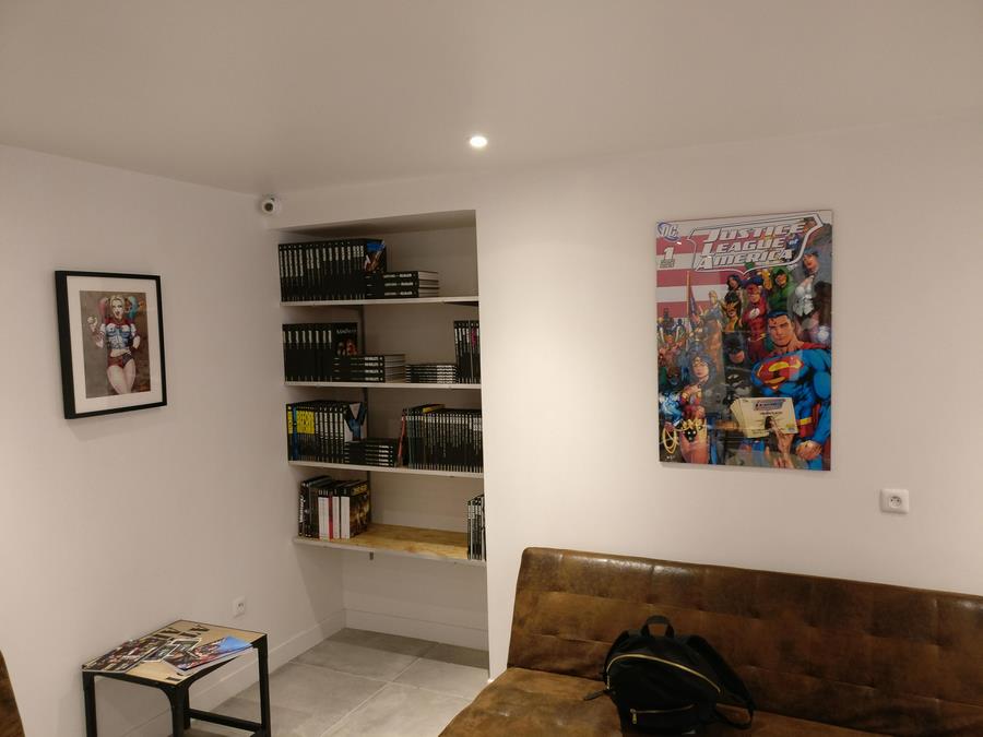 L'intérieur du Comics Corner : petit salon