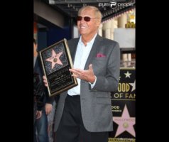 Adam West reçoit son étoile à Hollywood