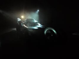 La Batmobile dans une obscurité que ne renierait pas Burton