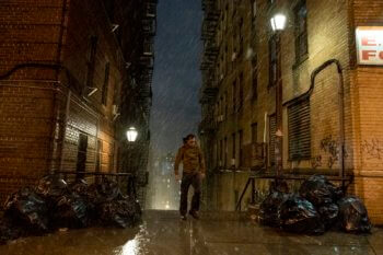 Arthur Fleck (Joaquin Phoenix) rentre chez lui entouré de poubelles à Gotham