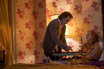 Arthur Fleck (Joaquin Phoenix) s'occupe de sa mère malade
