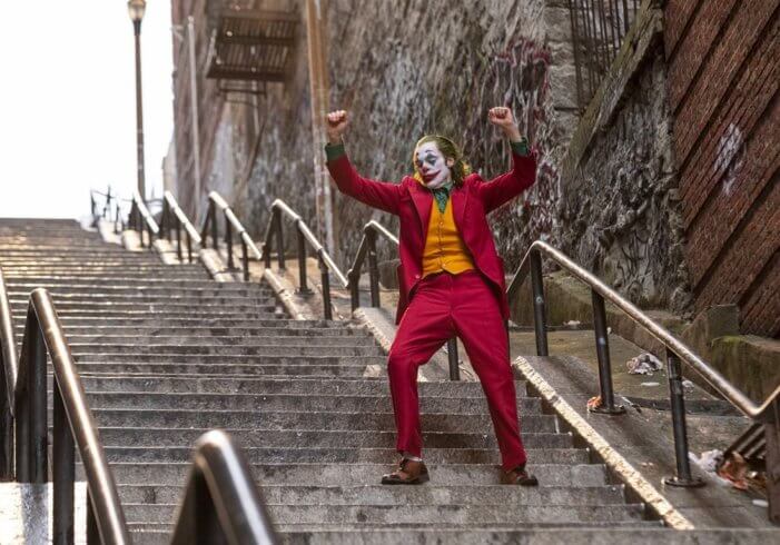 Joaquin Phoenix en Joker, descend les escaliers de Gotham