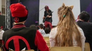 Certains profitent du concert au Avignon Geek Expo