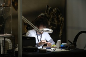 Ca travail sur le stand de Nous sommes des héros