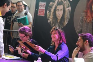 Nouveau fan heureux avec Natalia Tena