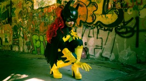 Batgirl en pleine recherche d'indices